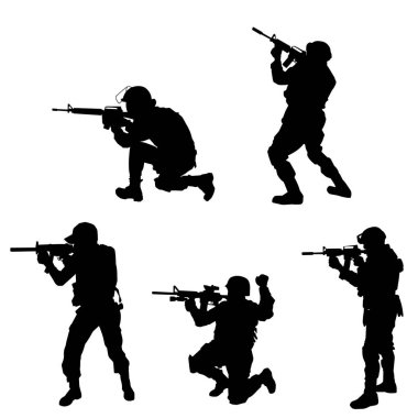 Makineli tüfek taşıyan erkek askerin silueti. Keskin nişancı silueti iş başında..