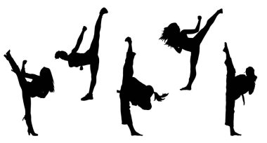 Silüet bir grup kadın dövüş sanatı tekmesi atıyor. Siluet koleksiyonu spor kadın tekme hareketi yapıyor..