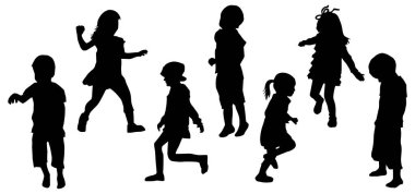 Kadın çocukların siluet grubu dışa dönük pozlarda oynuyorlar.