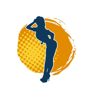 Dişi poziyonunda zayıf bir kadın modelinin silüeti. Çekici duruşu olan genç bir kadının silueti..