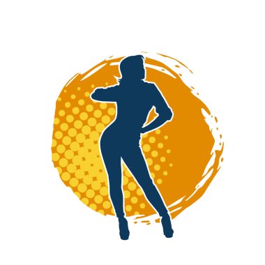 Dişi poziyonunda zayıf bir kadın modelinin silüeti. Çekici duruşu olan genç bir kadının silueti..