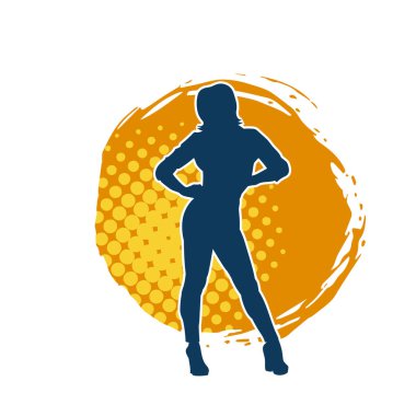 Dişi poziyonunda zayıf bir kadın modelinin silüeti. Çekici duruşu olan genç bir kadının silueti..