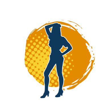 Dişi poziyonunda zayıf bir kadın modelinin silüeti. Çekici duruşu olan genç bir kadının silueti..