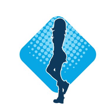 Dişi poziyonunda zayıf bir kadın modelinin silüeti. Çekici duruşu olan genç bir kadının silueti..