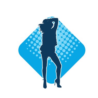 Dişi poziyonunda zayıf bir kadın modelinin silüeti. Çekici duruşu olan genç bir kadının silueti..