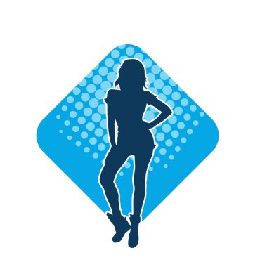 Dişi poziyonunda zayıf bir kadın modelinin silüeti. Çekici duruşu olan genç bir kadının silueti..