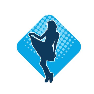 Dişi poziyonunda zayıf bir kadın modelinin silüeti. Çekici duruşu olan genç bir kadının silueti..