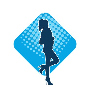 Dişi poziyonunda zayıf bir kadın modelinin silüeti. Çekici duruşu olan genç bir kadının silueti..