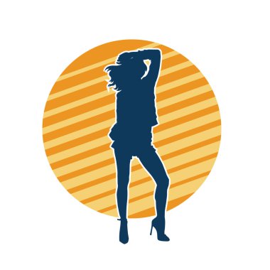 Dişi poziyonunda zayıf bir kadın modelinin silüeti. Çekici duruşu olan genç bir kadının silueti..