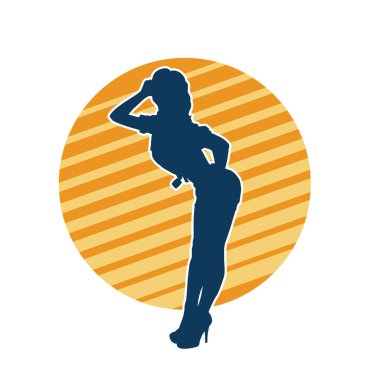 Dişi poziyonunda zayıf bir kadın modelinin silüeti. Çekici duruşu olan genç bir kadının silueti..