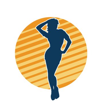 Dişi poziyonunda zayıf bir kadın modelinin silüeti. Çekici duruşu olan genç bir kadının silueti..