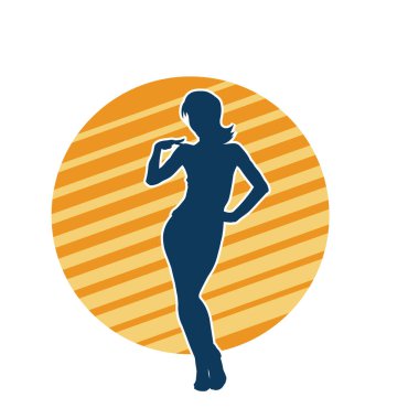 Dişi poziyonunda zayıf bir kadın modelinin silüeti. Çekici duruşu olan genç bir kadının silueti..