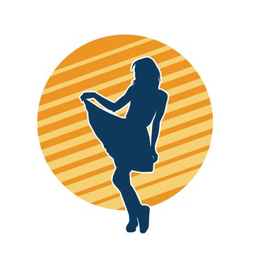 Dişi poziyonunda zayıf bir kadın modelinin silüeti. Çekici duruşu olan genç bir kadının silueti..