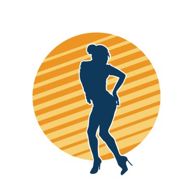 Dişi poziyonunda zayıf bir kadın modelinin silüeti. Çekici duruşu olan genç bir kadının silueti..