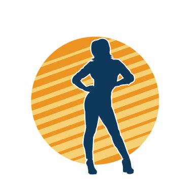 Dişi poziyonunda zayıf bir kadın modelinin silüeti. Çekici duruşu olan genç bir kadının silueti..