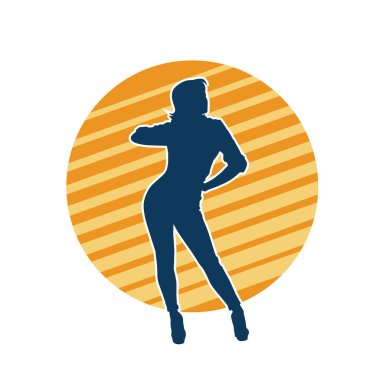 Dişi poziyonunda zayıf bir kadın modelinin silüeti. Çekici duruşu olan genç bir kadının silueti..