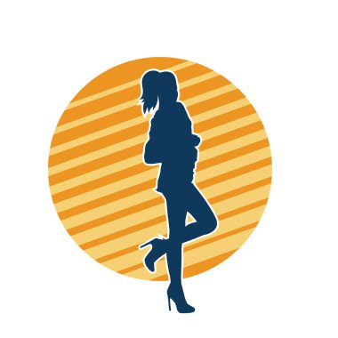 Dişi poziyonunda zayıf bir kadın modelinin silüeti. Çekici duruşu olan genç bir kadının silueti..