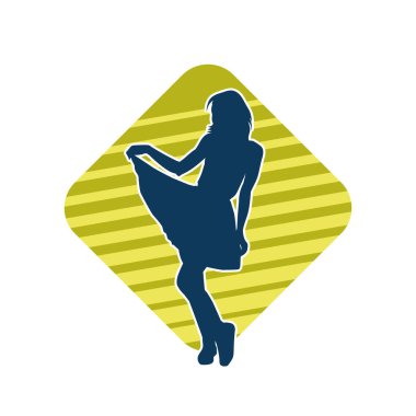 Dişi poziyonunda zayıf bir kadın modelinin silüeti. Çekici duruşu olan genç bir kadının silueti..