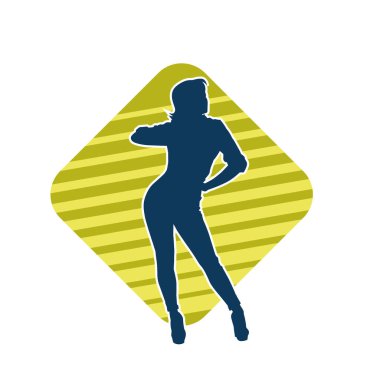 Dişi poziyonunda zayıf bir kadın modelinin silüeti. Çekici duruşu olan genç bir kadının silueti..