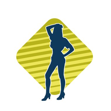 Dişi poziyonunda zayıf bir kadın modelinin silüeti. Çekici duruşu olan genç bir kadının silueti..