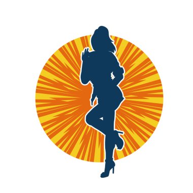 Dişi poziyonunda zayıf bir kadın modelinin silüeti. Çekici duruşu olan genç bir kadının silueti..