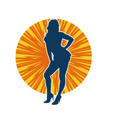 Dişi poziyonunda zayıf bir kadın modelinin silüeti. Çekici duruşu olan genç bir kadının silueti..