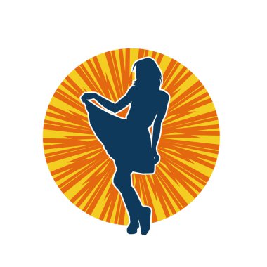 Dişi poziyonunda zayıf bir kadın modelinin silüeti. Çekici duruşu olan genç bir kadının silueti..