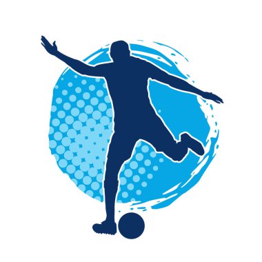 Top tekmeleyen bir erkek futbolcunun silueti. Hareket halindeki bir futbolcunun silueti.