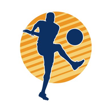 Top tekmeleyen bir erkek futbolcunun silueti. Hareket halindeki bir futbolcunun silueti.