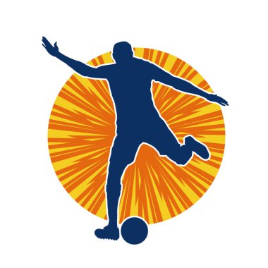 Top tekmeleyen bir erkek futbolcunun silueti. Hareket halindeki bir futbolcunun silueti.