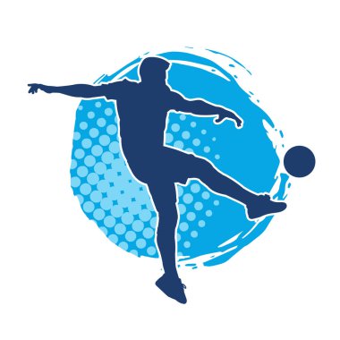 Top tekmeleyen bir erkek futbolcunun silueti. Hareket halindeki bir futbolcunun silueti.