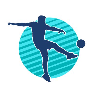 Top tekmeleyen bir erkek futbolcunun silueti. Hareket halindeki bir futbolcunun silueti.