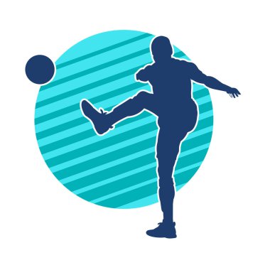 Top tekmeleyen bir erkek futbolcunun silueti. Hareket halindeki bir futbolcunun silueti.