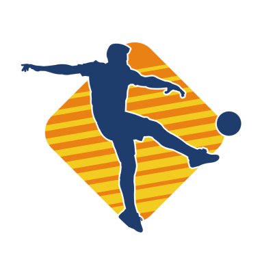 Top tekmeleyen bir erkek futbolcunun silueti. Hareket halindeki bir futbolcunun silueti.