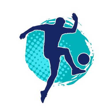 Top tekmeleyen bir erkek futbolcunun silueti. Hareket halindeki bir futbolcunun silueti.