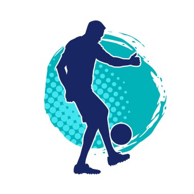 Top tekmeleyen bir erkek futbolcunun silueti. Hareket halindeki bir futbolcunun silueti.