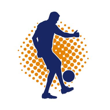 Top tekmeleyen bir erkek futbolcunun silueti. Hareket halindeki bir futbolcunun silueti.