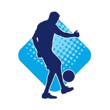 Top tekmeleyen bir erkek futbolcunun silueti. Hareket halindeki bir futbolcunun silueti.