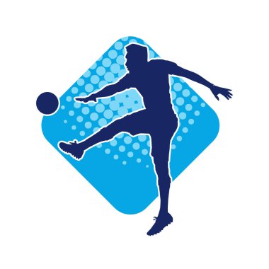 Top tekmeleyen bir erkek futbolcunun silueti. Hareket halindeki bir futbolcunun silueti.