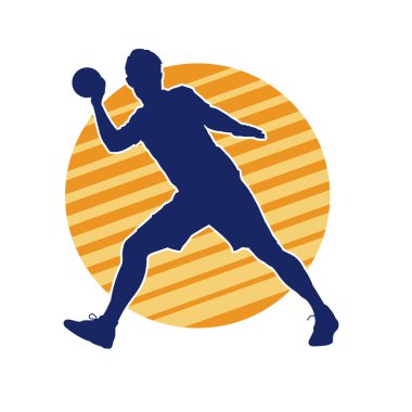 Top atan sporcu bir adamın silueti. Top atan genç bir adamın silueti.