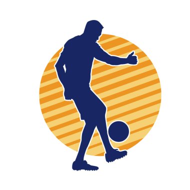 Top tekmeleyen bir erkek futbolcunun silueti. Hareket halindeki bir futbolcunun silueti.