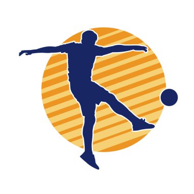 Top tekmeleyen bir erkek futbolcunun silueti. Hareket halindeki bir futbolcunun silueti.