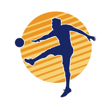 Top tekmeleyen bir erkek futbolcunun silueti. Hareket halindeki bir futbolcunun silueti.