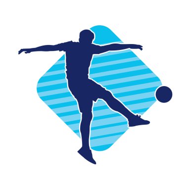 Top tekmeleyen bir erkek futbolcunun silueti. Hareket halindeki bir futbolcunun silueti.