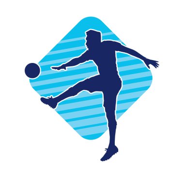 Top tekmeleyen bir erkek futbolcunun silueti. Hareket halindeki bir futbolcunun silueti.