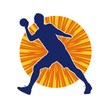 Top atan sporcu bir adamın silueti. Top atan genç bir adamın silueti.