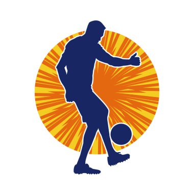 Top tekmeleyen bir erkek futbolcunun silueti. Hareket halindeki bir futbolcunun silueti.