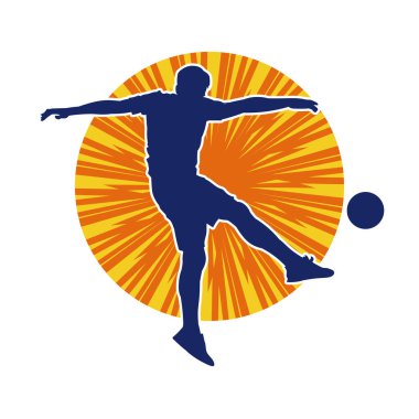 Top tekmeleyen bir erkek futbolcunun silueti. Hareket halindeki bir futbolcunun silueti.