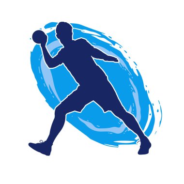 Top atan sporcu bir adamın silueti. Top atan genç bir adamın silueti.