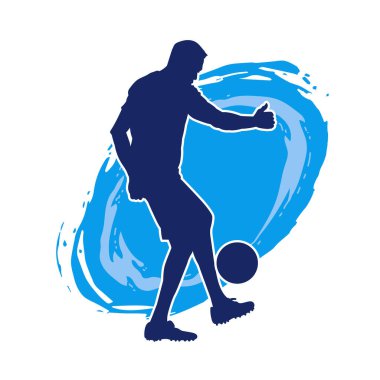 Top tekmeleyen bir erkek futbolcunun silueti. Hareket halindeki bir futbolcunun silueti.